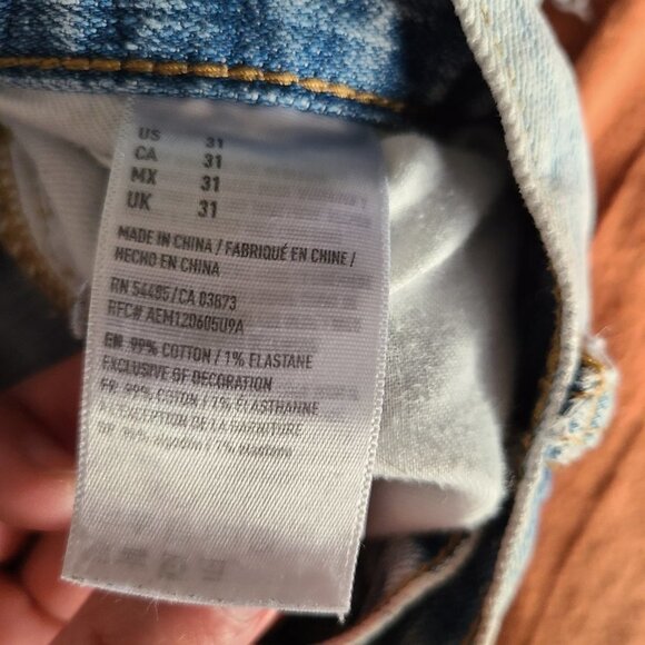 AMERICAN Eagle Outfitters - Distressed Bermuda Jean Shorts in Acid Wash -Size 31 - Picture 4 of 6